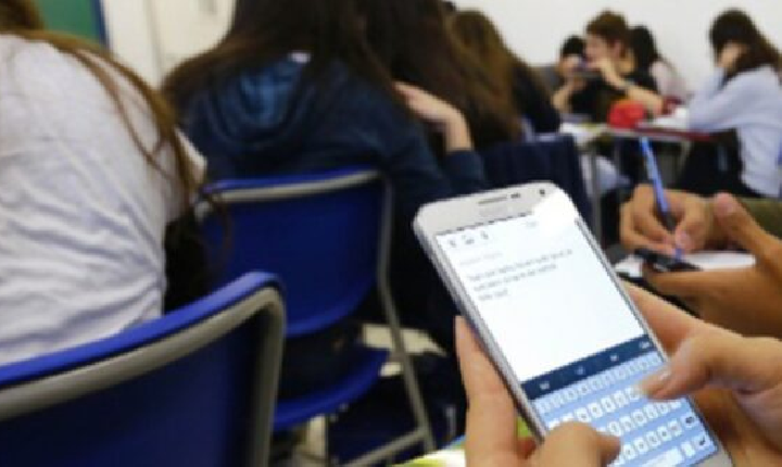 Celular em sala de aula: 86% dos brasileiros apoiam algum tipo de restrição no uso