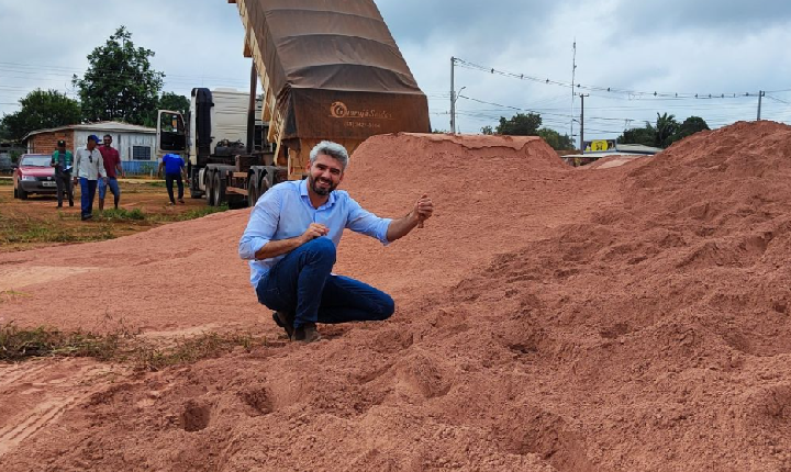 Machadinho do Oeste recebe 29 carretas com calcário para produtores rurais com apoio do deputado Ezequiel Neiva