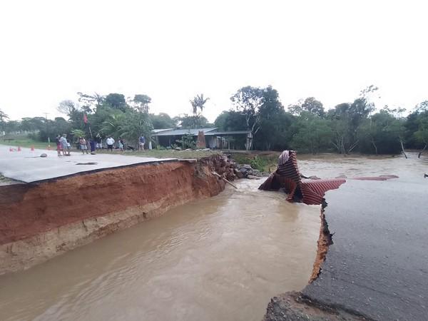 Após temporal, asfalto de trecho da Estrada de Santo Antônio é arrastado pelas águas de igarapé em Porto Velho