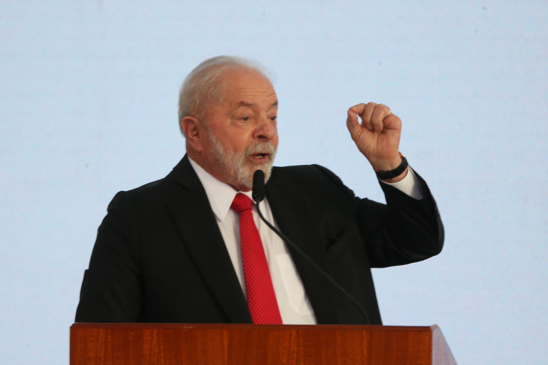 Lula decide nesta segunda (27) se impostos sobre combustíveis voltam em março