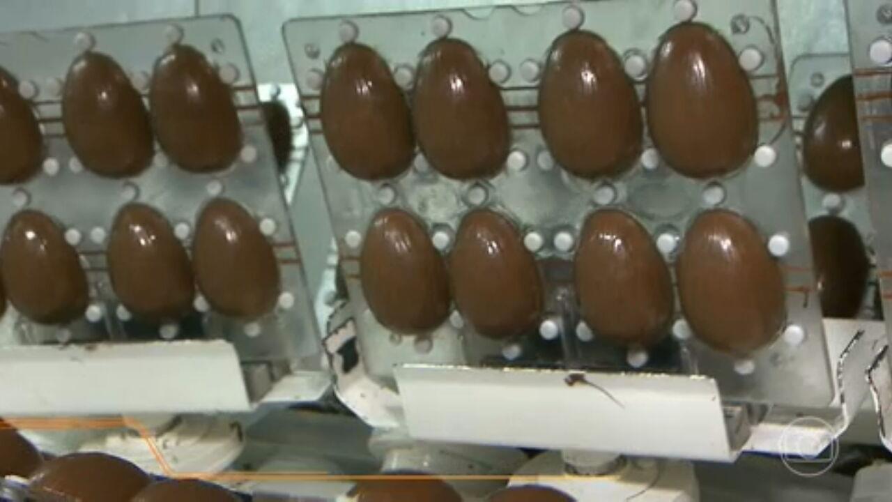 Com a disparada do preço do chocolate, consumidores estão substituindo o ovo de Páscoa por opções mais baratas