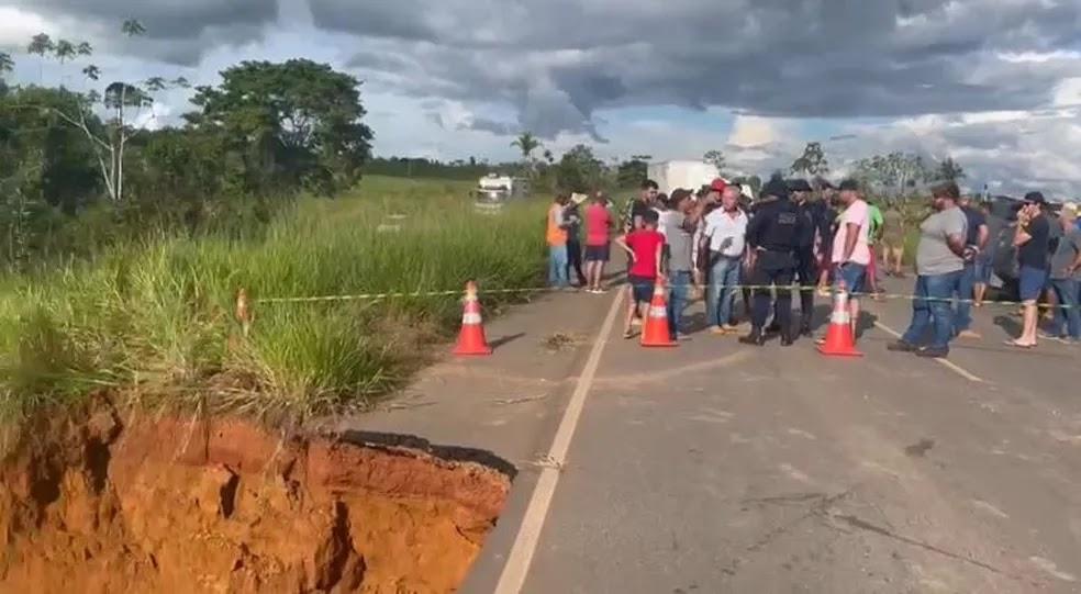 Crateras se abrem em trecho da BR-364 em Extrema, RO, e via fica interditada