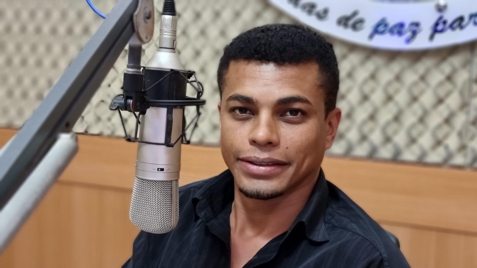 Eliel Costa foi premiado com o Troféu ACIRM de Melhor Radialista de Rolim de Moura