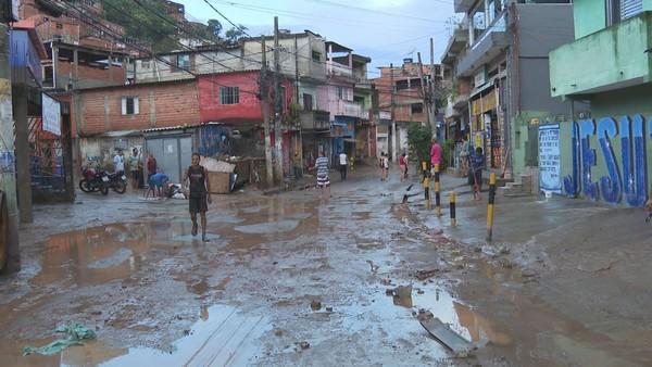 Forte chuva em Nova Brasilândia deixa parte da cidade alagada