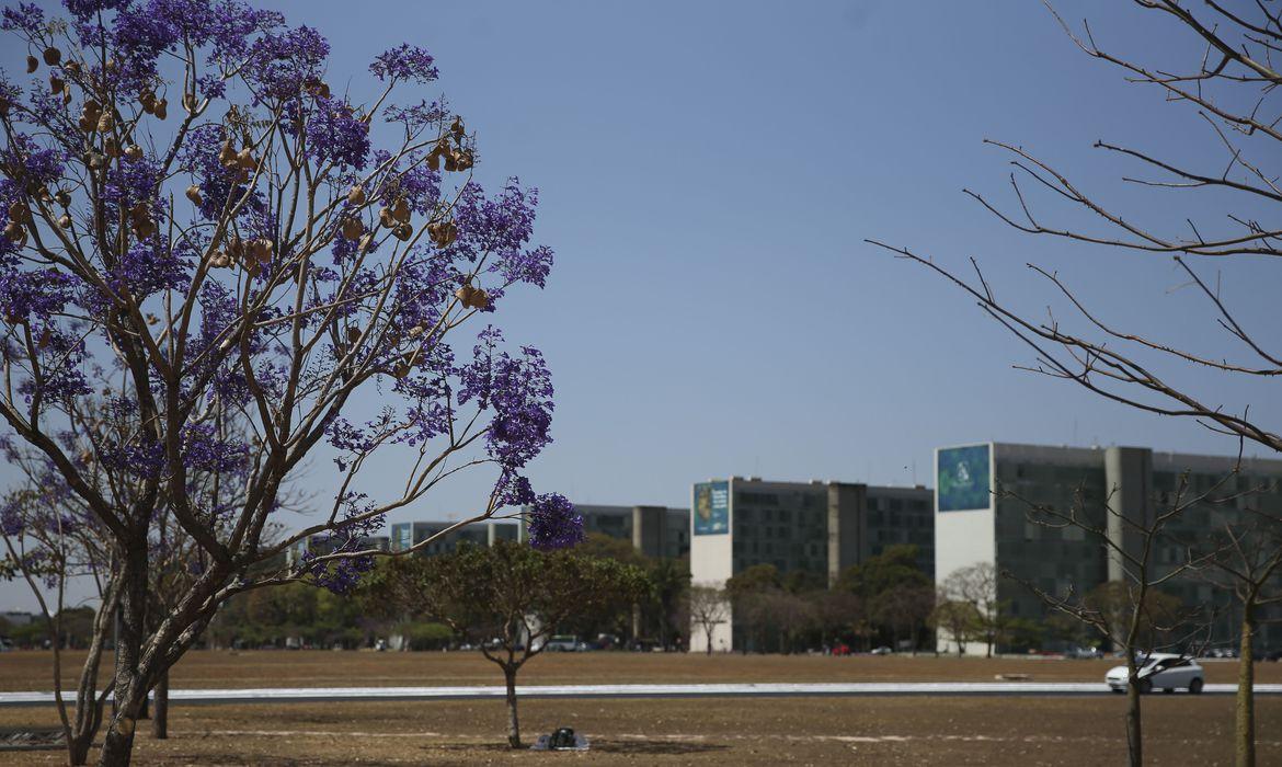 Servidores federais fazem assembleias para discutir reajuste de 9%