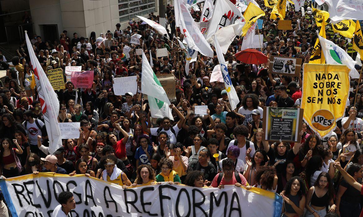 Entidades ligadas à educação aprovam suspensão do novo ensino médio