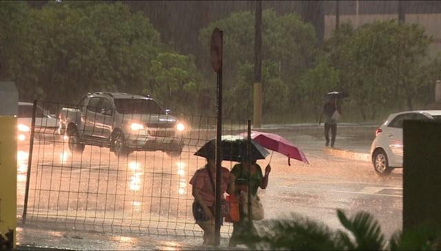 Semana começa com alerta de temporais em Manaus e outras 3 capitais do Norte