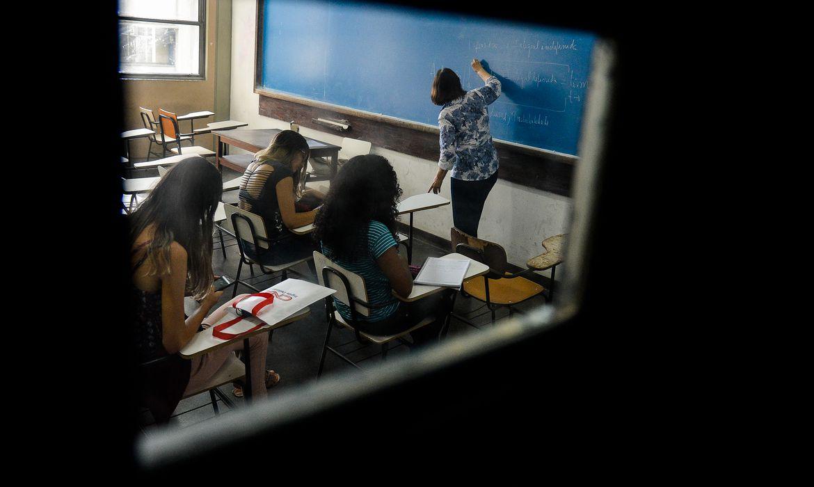 Pesquisa mostra por que brasileiros deixam escola