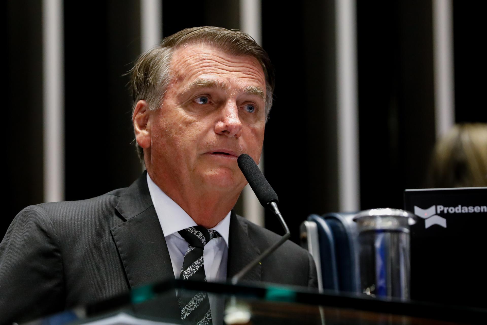 Jair Bolsonaro pede desculpas por associar vacinas a grafeno