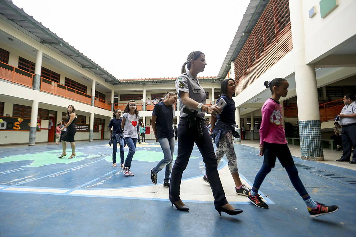 Escolas cívico-militares fizeram cair violência e evasão escolar