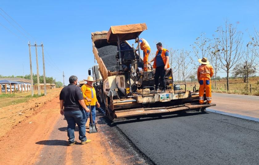 DER inicia pavimentação asfáltica na obra das terceiras faixas na RO-010, entre Rolim de Moura e Nova Estrela