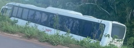 Ônibus com pacientes sai da pista e desce barranco na RO-010