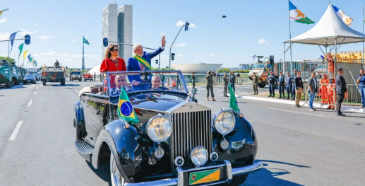 Oposição ri de desfile vazio: “País dividido, cadê a outra metade?”