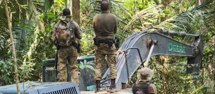 Terra Indígena:  PF e Ibama destroem máquinas pesadas e estruturas usadas em extração ilegal de minério e madeira