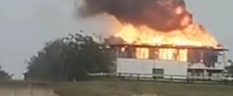 Incêndio devasta Barracão da Fazenda Pau D’Óleo em São Francisco