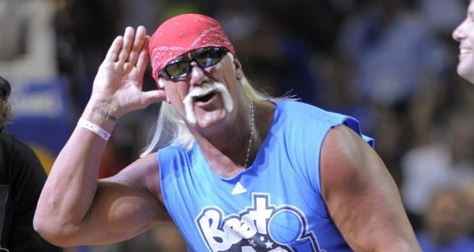 Lenda da luta livre, Hulk Hogan é batizado em igreja na Flórida