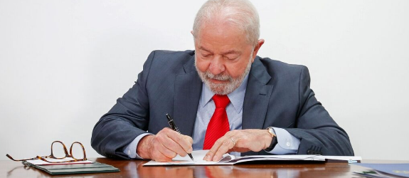 Lula assina decreto que reajusta salário mínimo para R$ 1.412