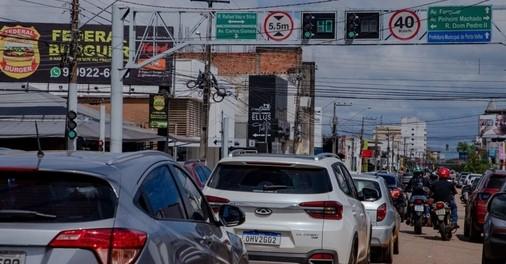 Motoristas poderão avançar sinal vermelho em semáforos monitorados das 23 às 5 horas na capital