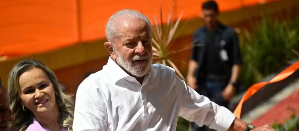 População ganha banana e maçã em visita de Lula a Belford Roxo