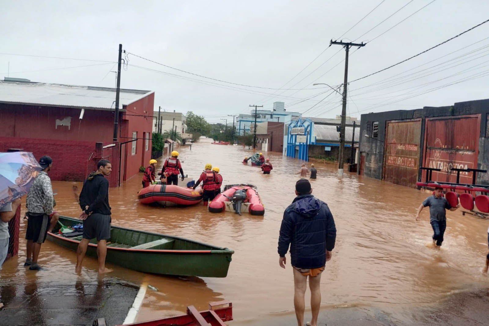 Bombeiros de Rolim de Moura estão recebendo doações para vítimas das chuvas do Rio Grande do Sul