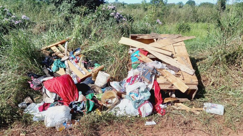 Moradores do Esplanada em Rolim de Moura denúnciam pessoas que estão descartando lixo na principal avenida do bairro