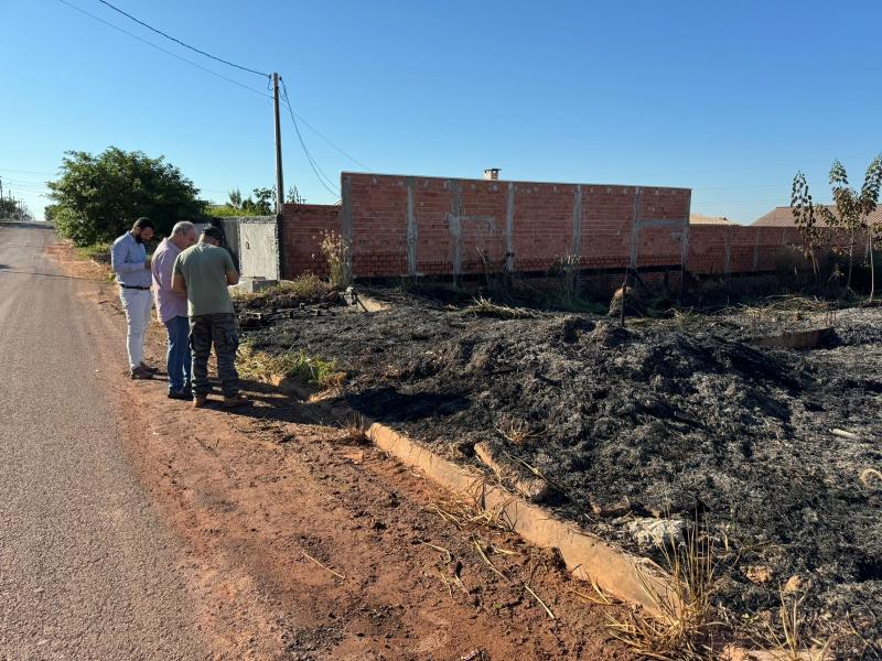 Rolim de Moura: Secretaria de Meio Ambiente realiza visita ao Residencial Jequitibá após denúncia de queimada e notifica proprietários dos terrenos