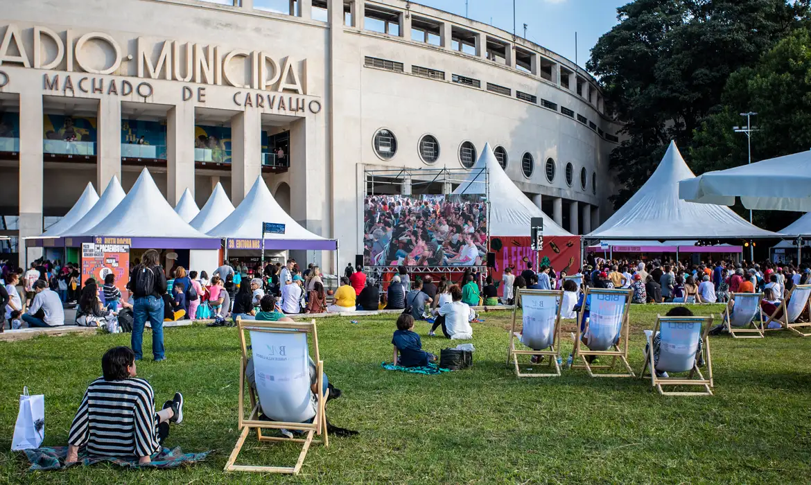 Com mais dias e palcos, Feira do Livro começa sábado em São Paulo