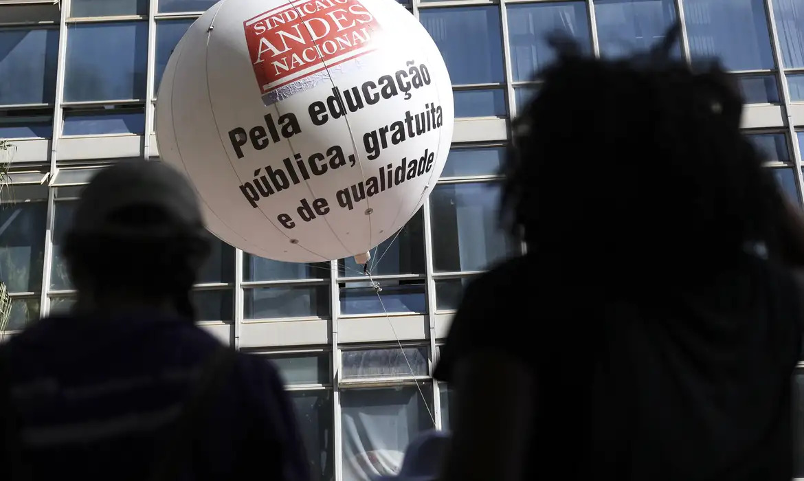 Fim da greve: professores e técnicos universitários assinam acordo