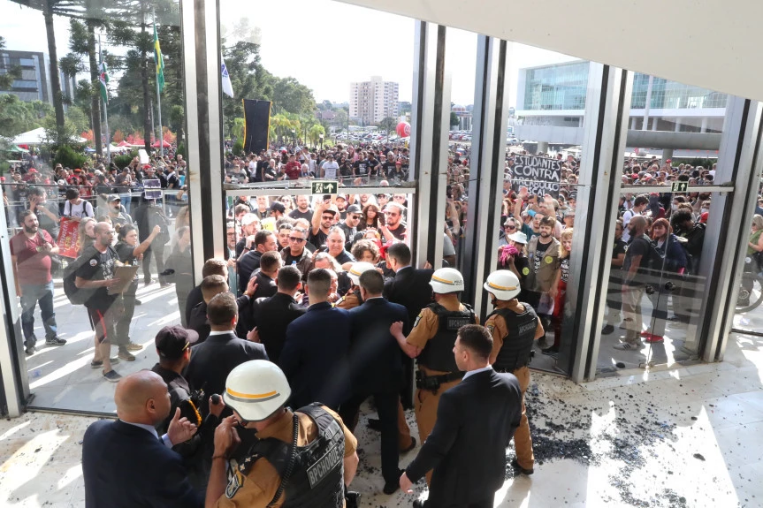 Paraná: Manifestantes invadem prédio da Assembleia Legislativa