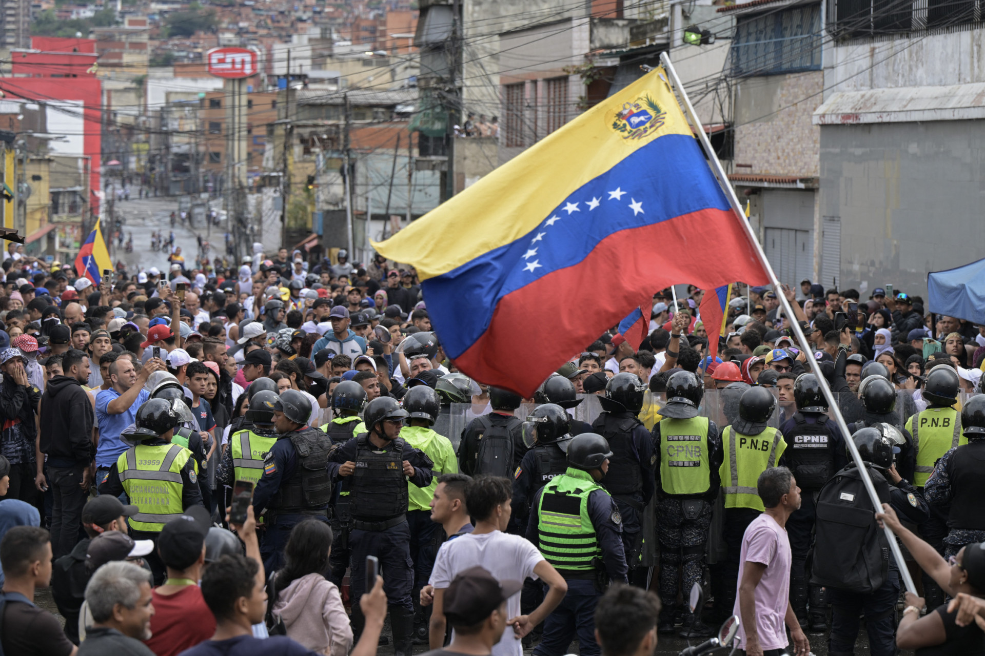 Venezuelanos rejeitam resultados eleitorais nas ruas: 